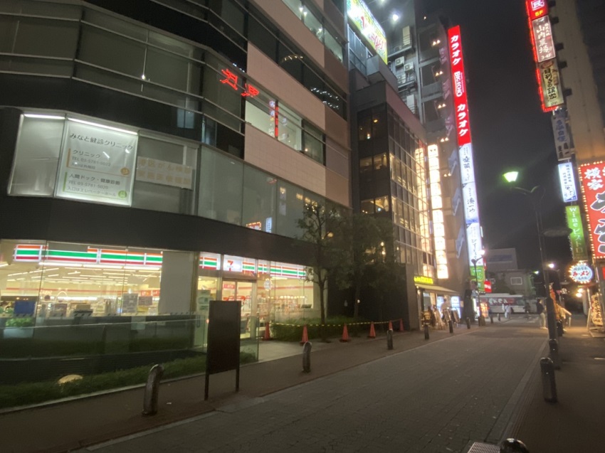 少し進むと左手に『BIG ECHO』、右手に『北前そば高田屋』がございますので、『北前そば高田屋』を右折していただくと、目の前に『セブンイレブン』が見えます。