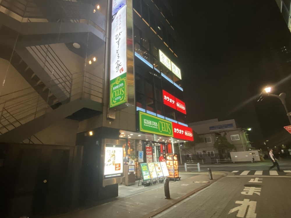 セブンイレブンの並びの『カナーレ品川 3F』に【びすとろ家 品川港南口店】がございます。