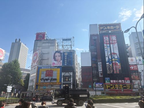 向かい側にマツモトキヨシとドン・キホーテが見えましたら、右手方向へお進みください。
そのまま西武沿いの通りを直進します。