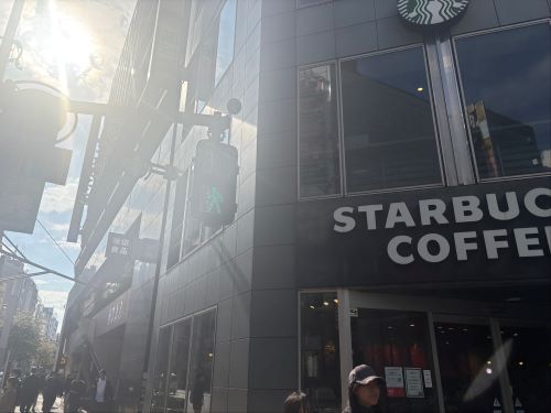 しばらく進むと、スターバックスと無印良品が見えてきますので、さらに直進してください。