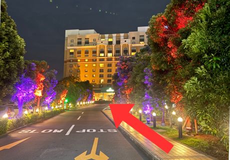 道なりに沿って進んでください。