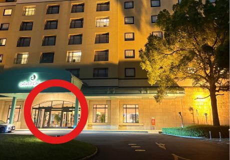 正面の入り口からお入りください。