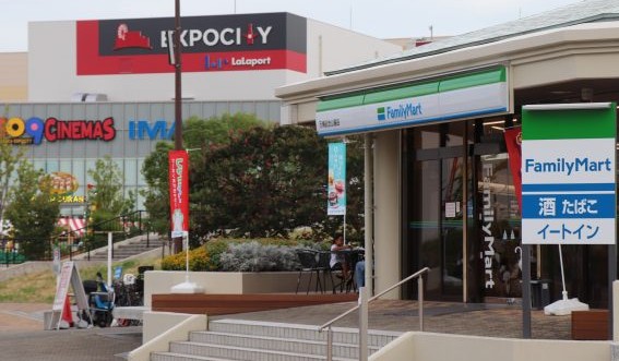 広場中央にある建物です。（旧総合案内所）
「PARTY☆PARTY」の看板を持ったスタッフがお待ちしております。