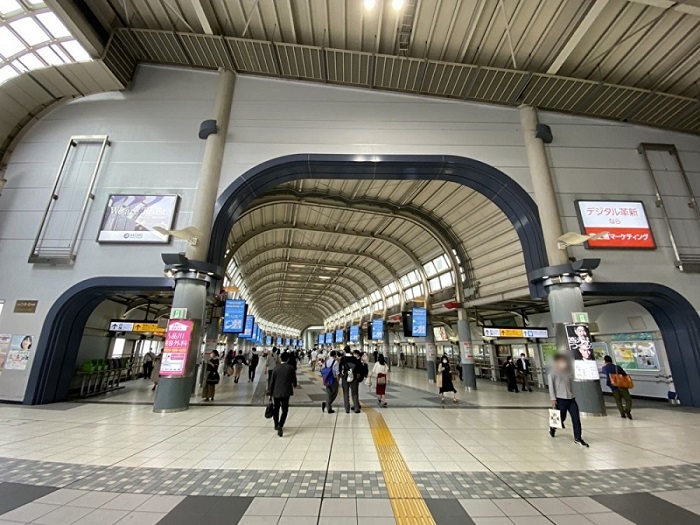 ＪＲ 品川駅 港南口から外に出ていただき、エスカレーターを降りて下さい。
