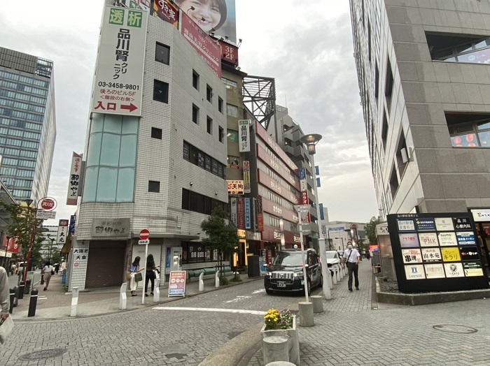 エスカレーターを降り、三叉路に出ていただくと右手にビッグエコーが見えます。ビッグエコーの受付を通り過ぎ、エレベーターで8階までお上がり下さい。