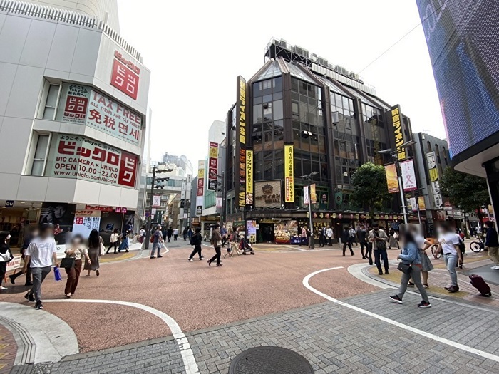 そのまま進んでいただきますと、『ビックロ』と『新宿ライオン会館』が見えますので、『新宿ライオン会館』の方へ向かってください。