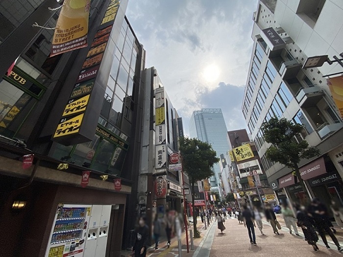 『新宿ライオン会館』の隣のビルの３階に【チャイナムーン 新宿】がございます。