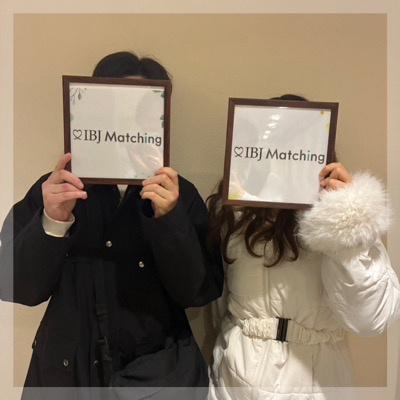 自分磨きをしている好印象な男女