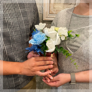 《褒められ容姿の女性》×《保険証や名刺などをご提示できる男性》