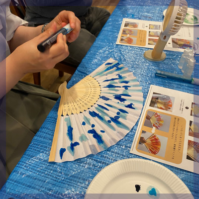 夏限定【インクアートのうちわ・扇子作り】自然と会話が生まれるものづくりコン♡