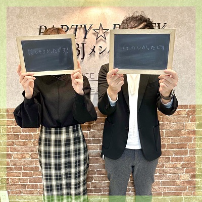 シンプルなファッションがお似合いの男女にお集まりいただきました。