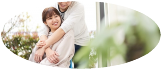 女性を抱きしめる男性