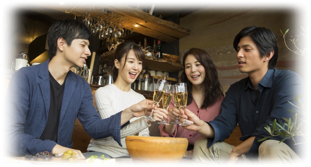 乾杯している男女