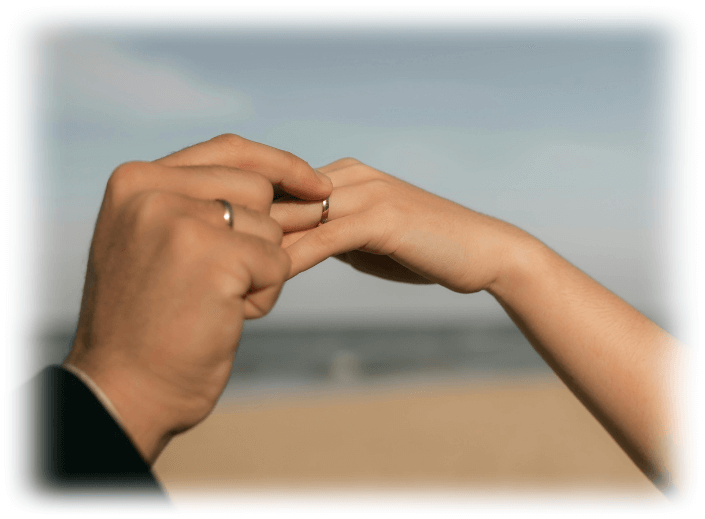 結婚指輪をはめている男女