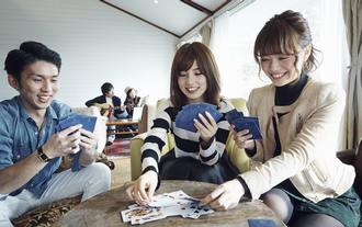 ゲームする男女