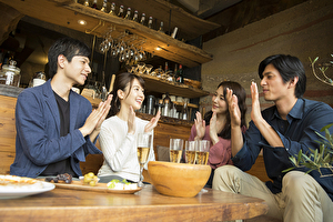 一緒に食事する男女