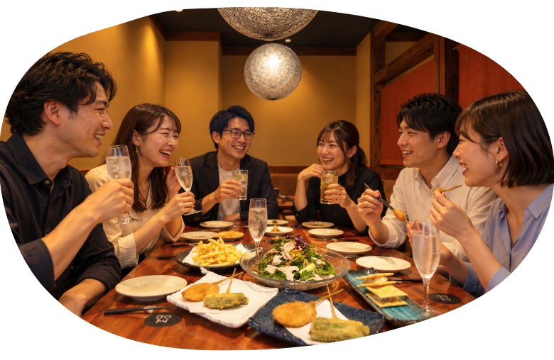 食事を楽しみながら壇上している男女