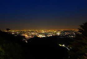 男女で上る高尾山夜景