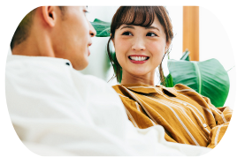 男性を見ながら話す女性