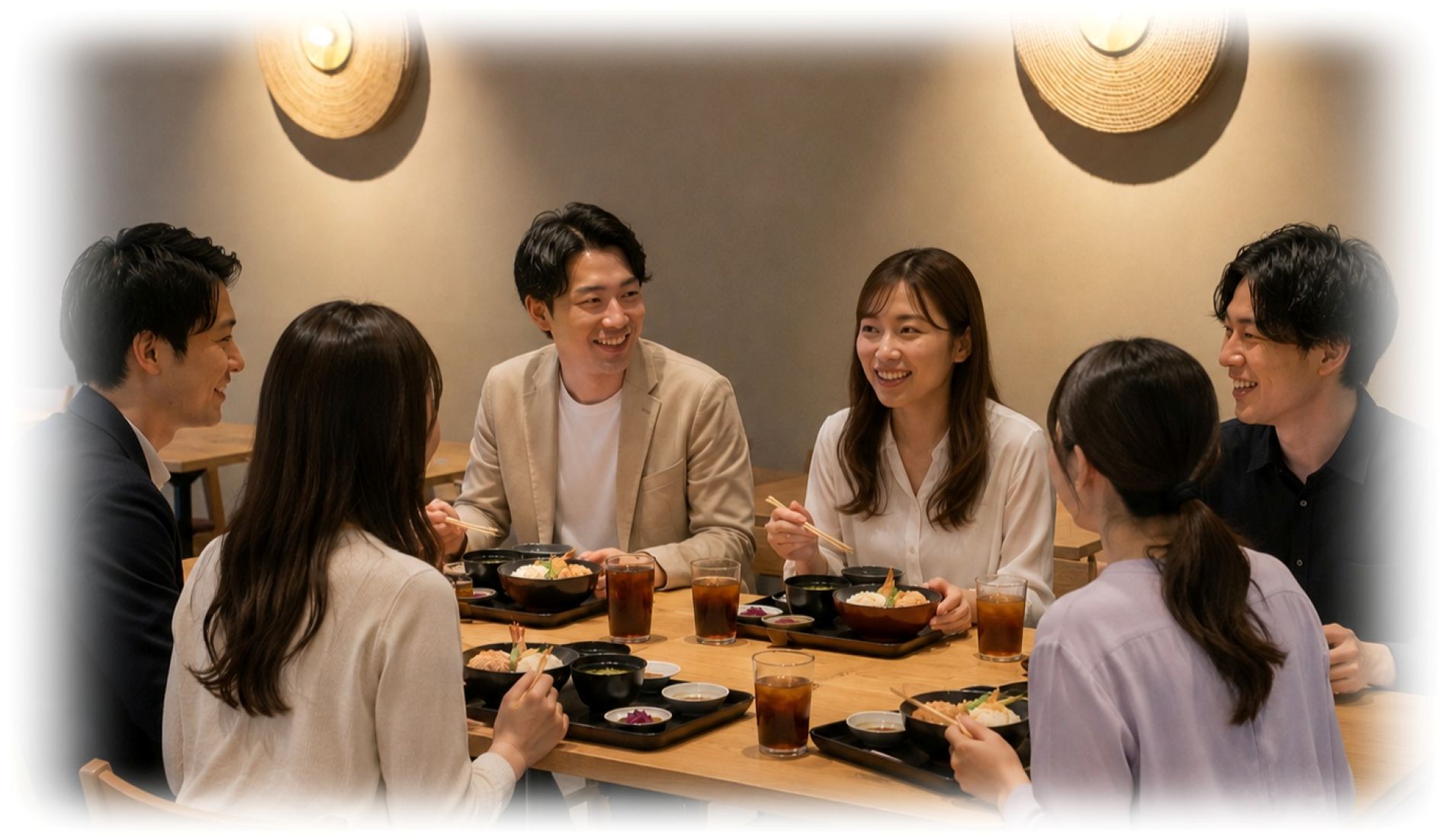 ランチ会をしている男女