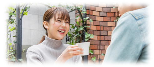 カフェにいる男女