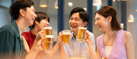 男女がビールで乾杯