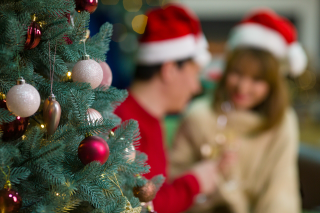 クリスマスを過ごすカップル