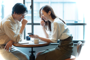 お茶をするカップル