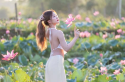 自然な笑顔の女性