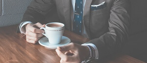 若くみられる男性