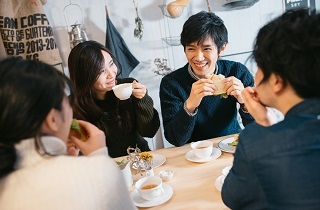 おはなしを楽しむ男女