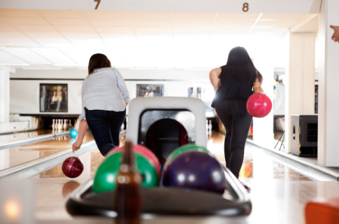 ボウリングをする女性2人組