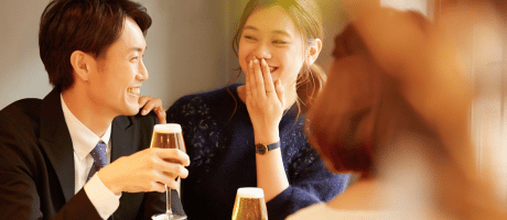 男女がビールで乾杯