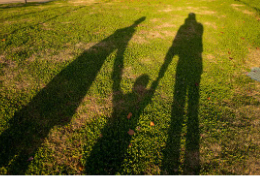 家族が手を繋いでいる