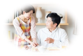 笑顔で話す夫婦