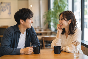 同世代で楽しそうに話す男女
