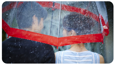 傘をさしてるカップル