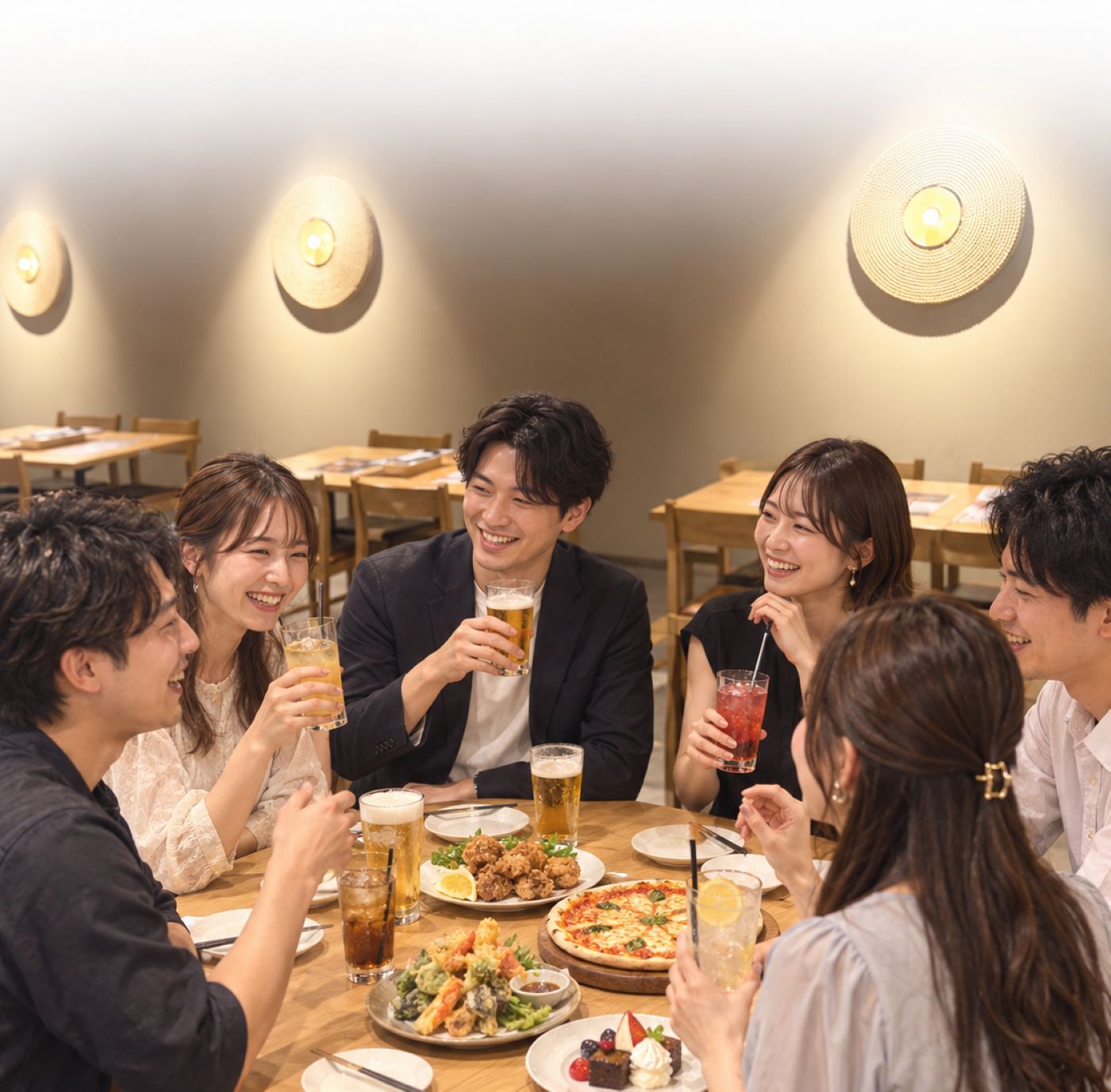 ご飯とお酒を楽しんでいる男女