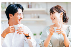 向き合って笑う夫婦