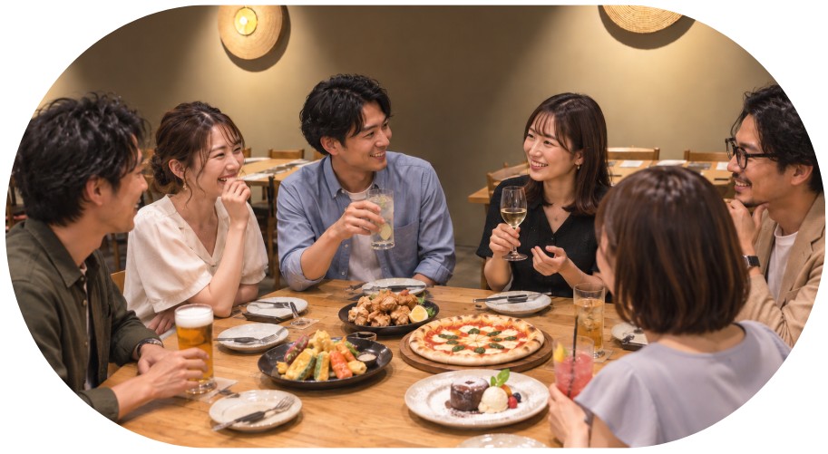 ご飯を楽しんでいる男女