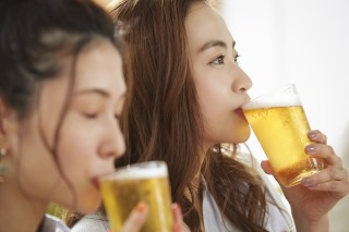 お酒を飲む女性