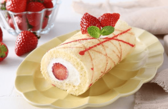 苺のデコロールケーキ