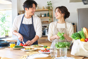 自炊を楽しむカップル