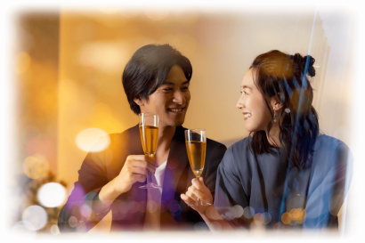 お酒を飲みながら話しているカップル