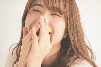 笑顔が素敵な女性