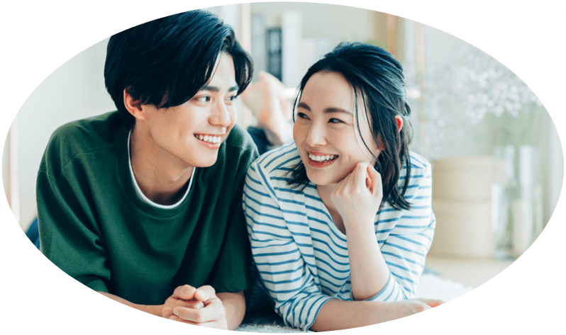 楽しそうに会話している男女