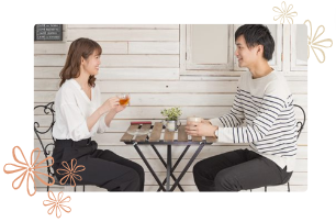 向き合って会話する男女