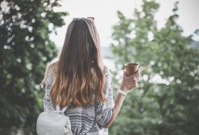 オシャレな女性がコーヒーを飲む