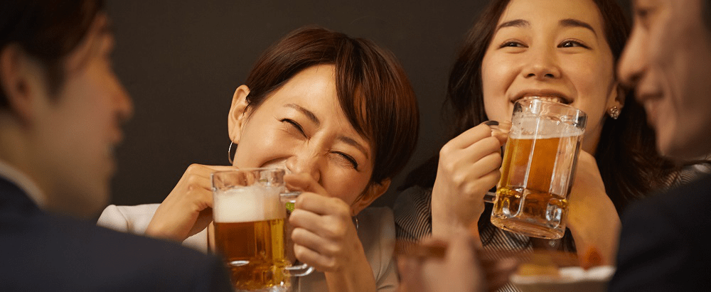 一緒に食事する男女