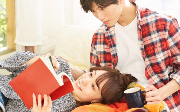 一緒に本を読むカップル